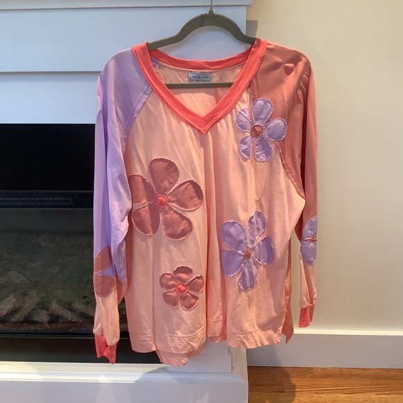 New MULTI DAISY PATCH APPLIQUE LONG SLEEVES TOP - V-NECK - Picture 6 of 8